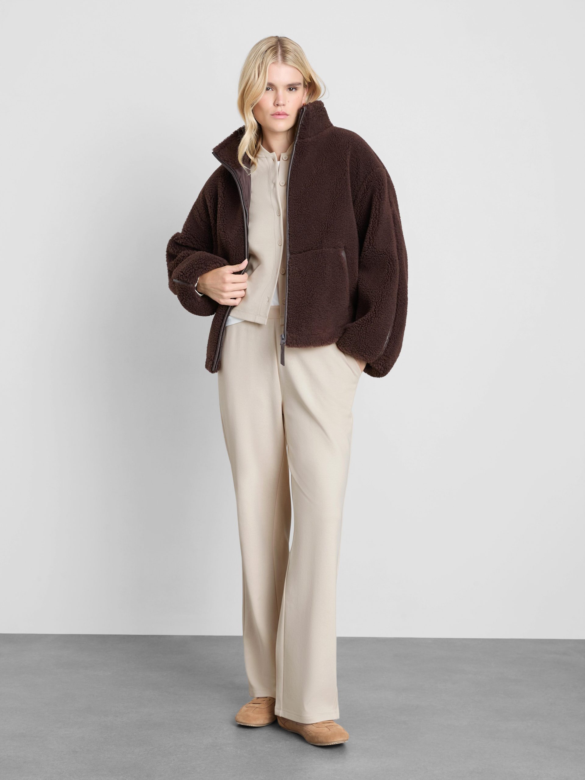 Build a Relaxed Outfit with an Oversized Brown Fleece and Wide-Leg Pants — Fleece Jacket Outfits