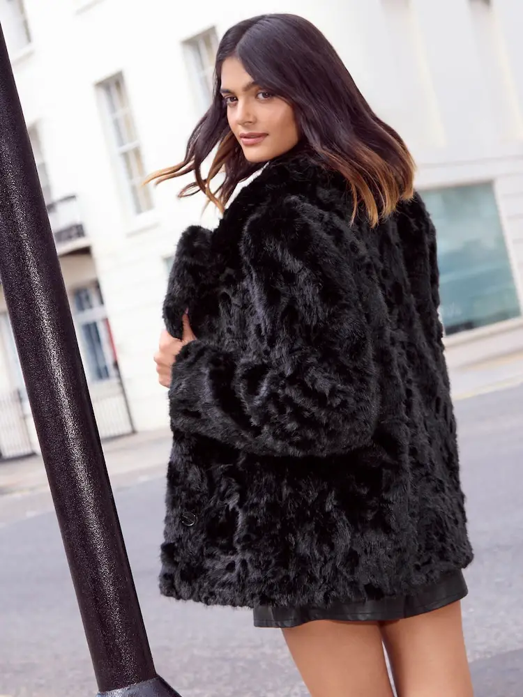 Black Faux Fur Coat with Bright Pink Accessories — Shearling Coat Outfits