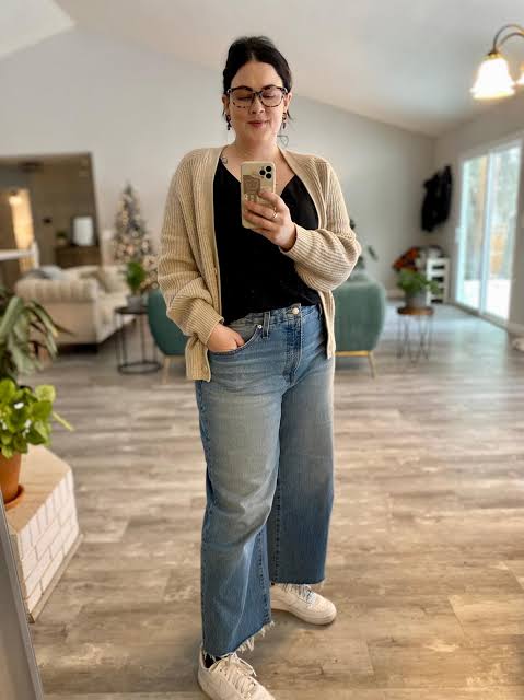 Casual Beige Cardigan and White Sneakers Casual Beige Cardigan and White Sneakers — Winter Outfits with Wide Leg Jeans