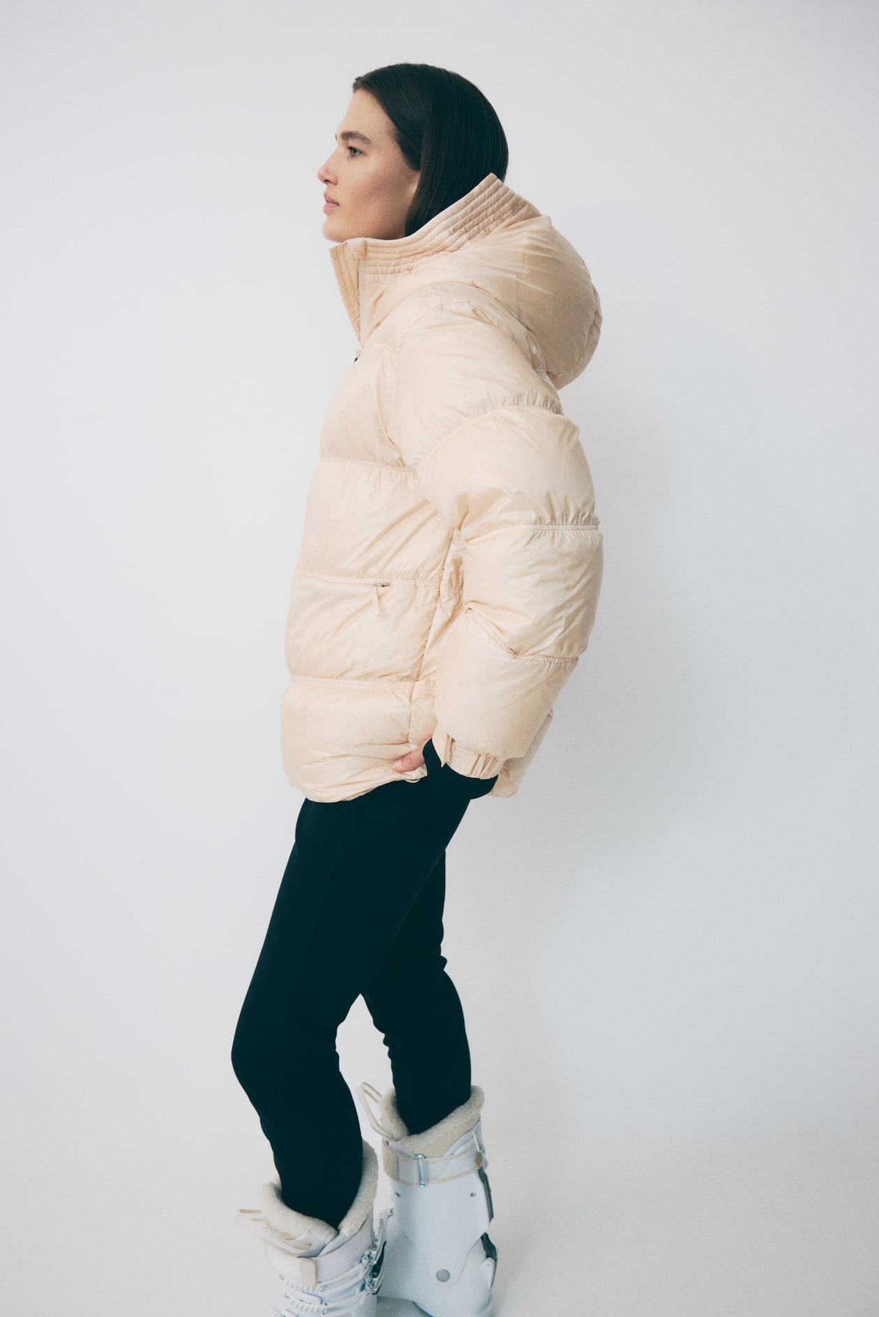Light Peach Oversized Puffer Jacket with Faux Fur Trim Boots Light Peach Oversized Puffer Jacket with Faux Fur Trim Boots — Ski Outfits