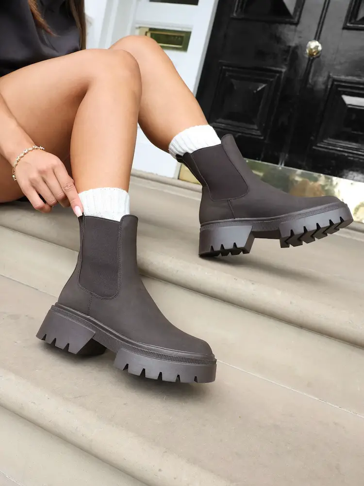 Chunky Brown Chelsea Boots Outfit Idea Chunky Brown Chelsea Boots Outfit Idea — Chelsea Boots Outfits
