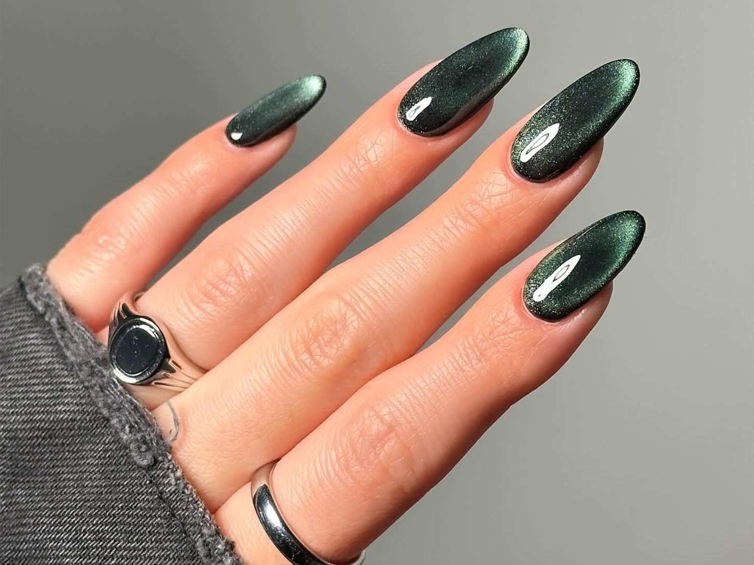 Dark Green Cat-Eye Almond Nails Dark Green Cat-Eye Almond Nails — Green Nail Designs