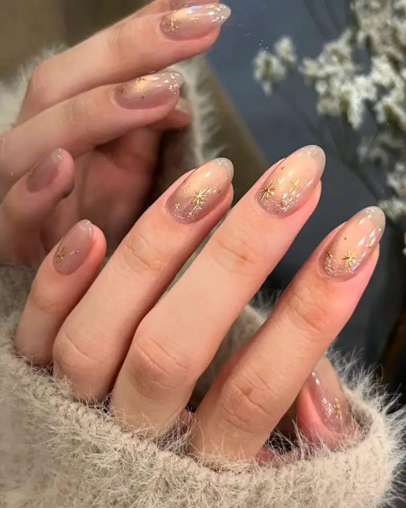 Golden Ombre Star Accent Oval Nails Golden Ombre Star Accent Oval Nails — Winter Nail Colors