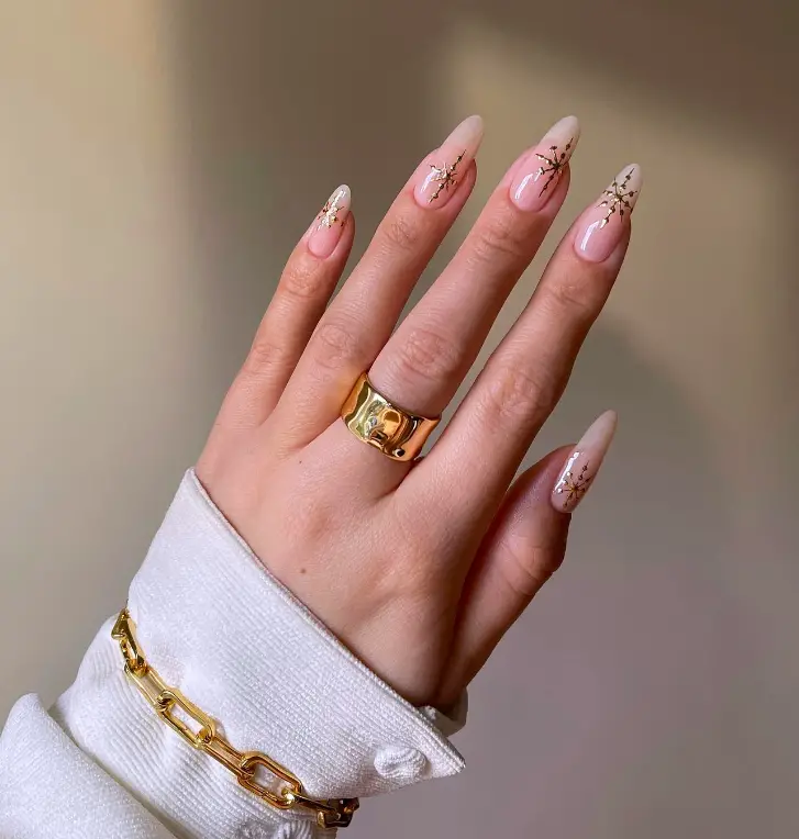 Gold Starburst Decals On Accent Nails Visual Idea Gold Starburst Decals On Accent Nails Visual Idea — Winter Nude Nails
