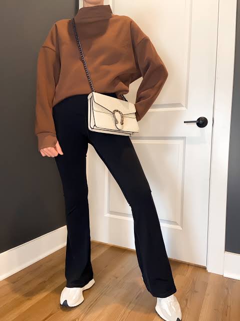 Oversized Comfort: Black Flare Leggings with a Fleece Sweatshirt Oversized Comfort: Black Flare Leggings with a Fleece Sweatshirt — Flare Leggings Outfits