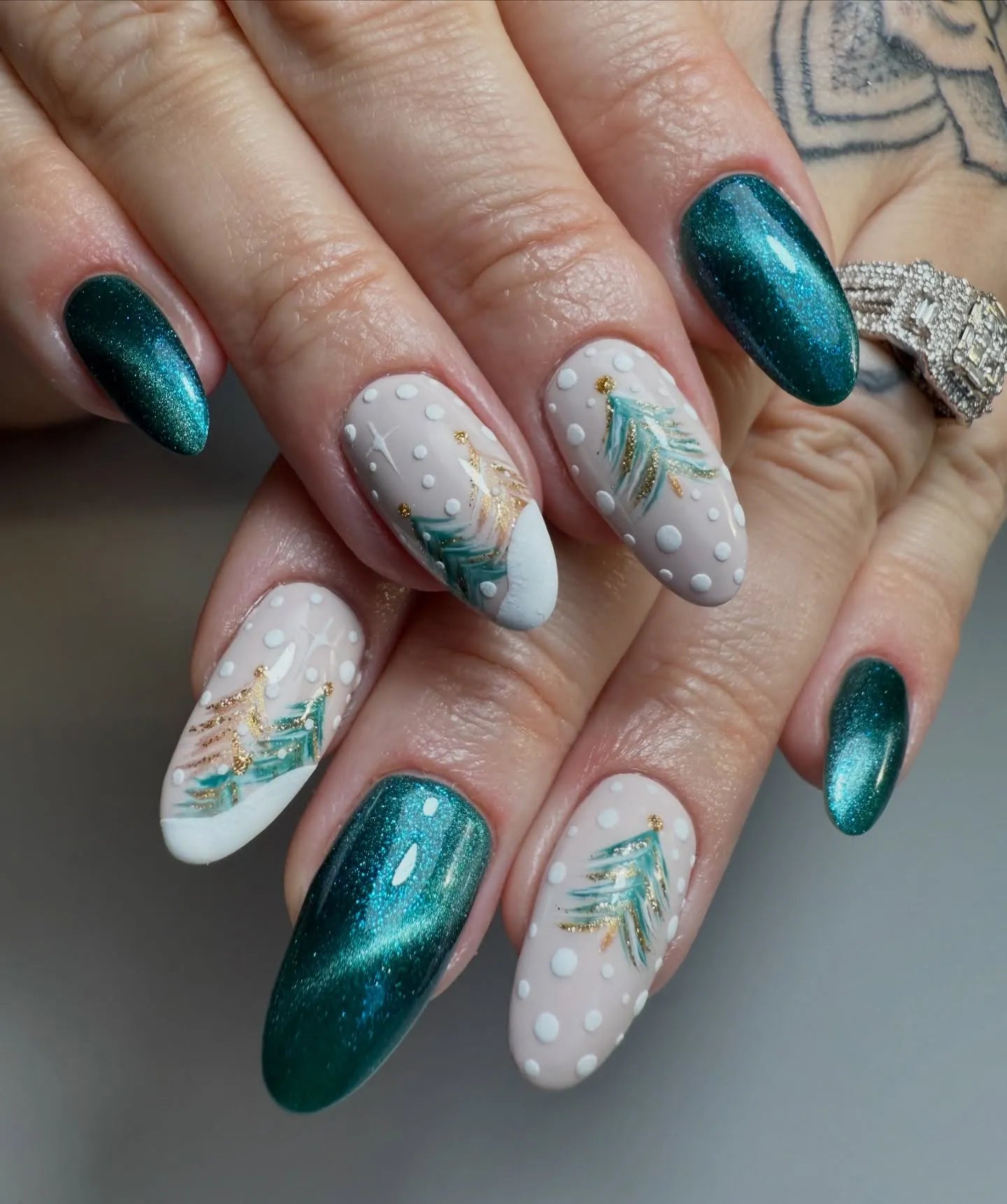 Emerald Green Cat Eye with Christmas Tree Art Emerald Green Cat Eye with Christmas Tree Art — Winter Cat Eye Nails