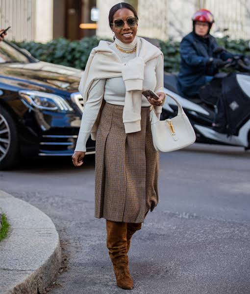 Autumn Casual with Tweed Skirt and Brown Suede Boots Autumn Casual with Tweed Skirt and Brown Suede Boots — Slouchy Boots Outfits