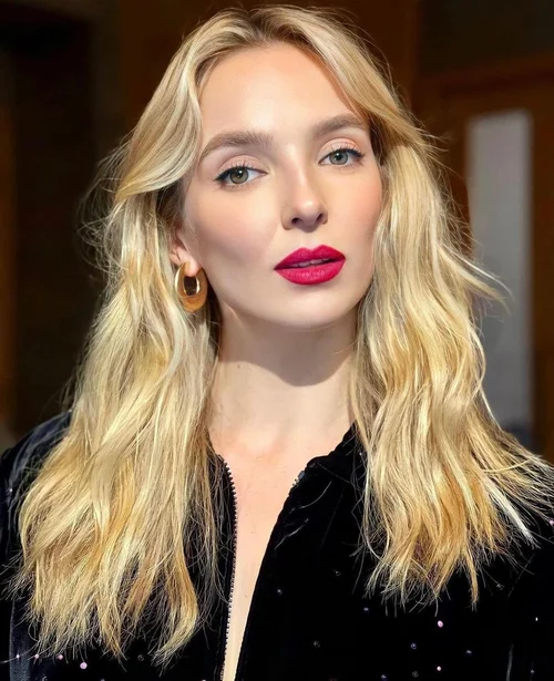 Shoulder Ash Blonde With Side-Swept Bangs Shoulder Ash Blonde With Side-Swept Bangs — Winter Layered Haircuts