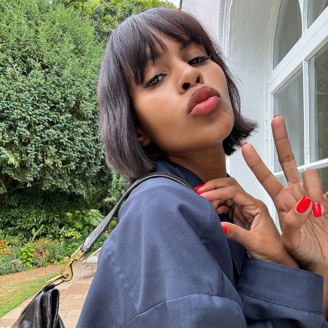 Dark Brown Bob with Tucked Ends Dark Brown Bob with Tucked Ends — Winter Bob Haircuts