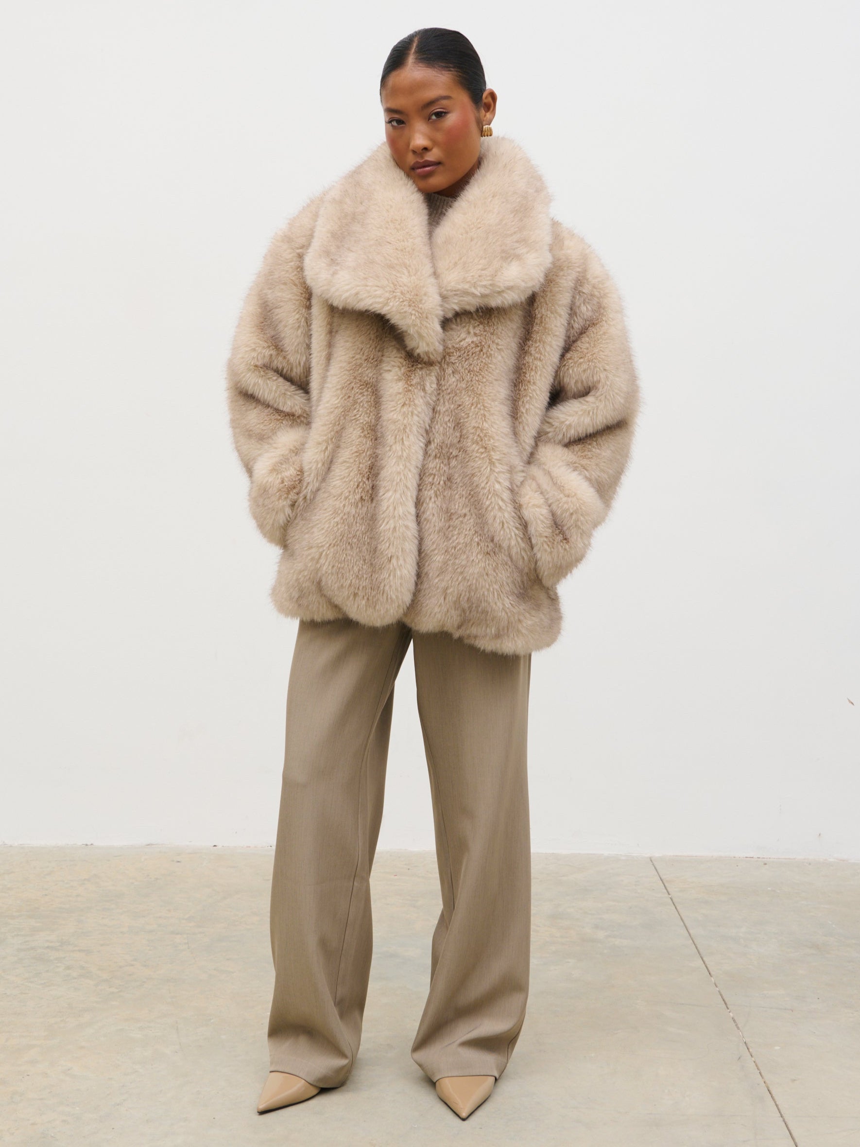 Beige Faux Fur Coat with Wide-Leg Trousers Beige Faux Fur Coat with Wide-Leg Trousers — Teddy Coat Outfits