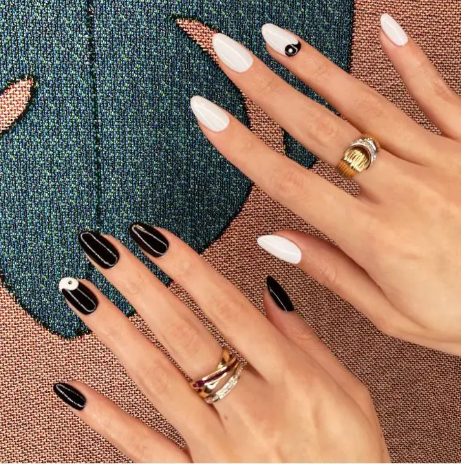 Medium Stiletto Yin-Yang Black and White Medium Stiletto Yin-Yang Black and White — Trendy Simple Nail Designs