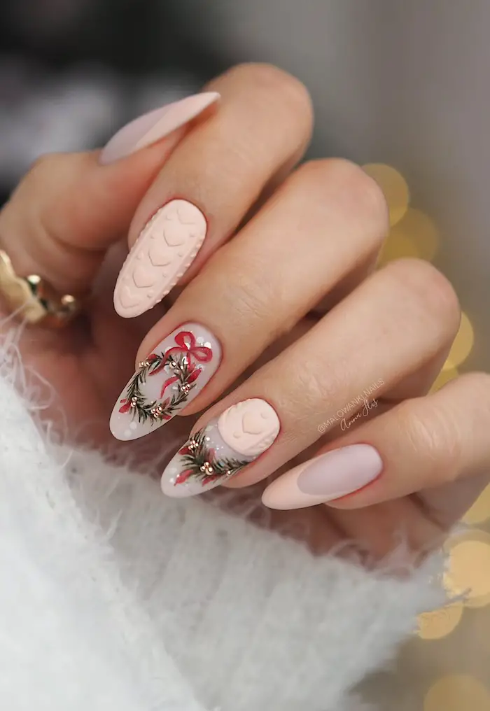 Intricate Christmas Wreath Accent Nails Intricate Christmas Wreath Accent Nails — Winter Nail Designs