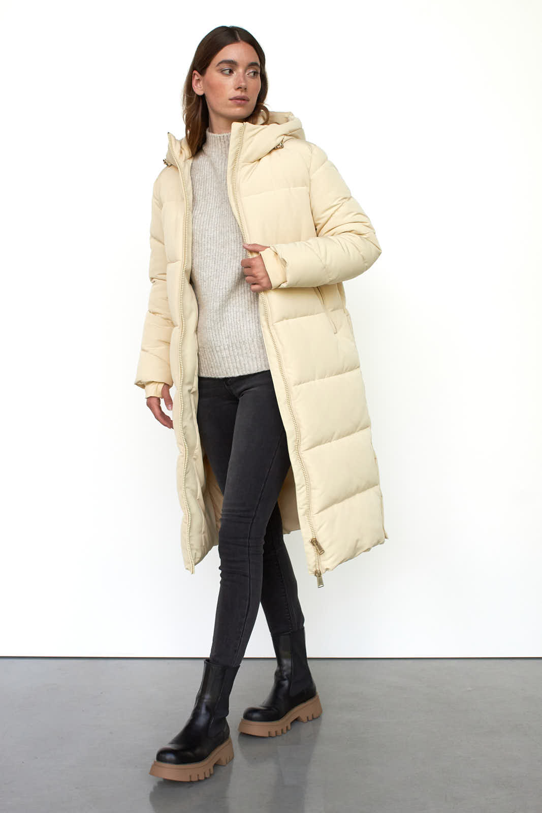 Cream Puffer Coat with Knit Sweater and Jeans Cream Puffer Coat with Knit Sweater and Jeans — Long Puffer Coat Outfits