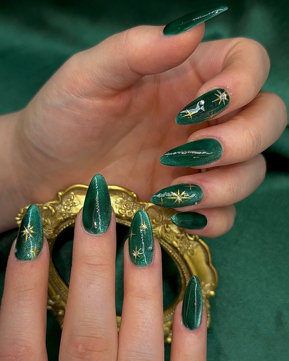 Deep Green Shimmer Cat-Eye Stiletto Nails Deep Green Shimmer Cat-Eye Stiletto Nails — Green Nail Designs