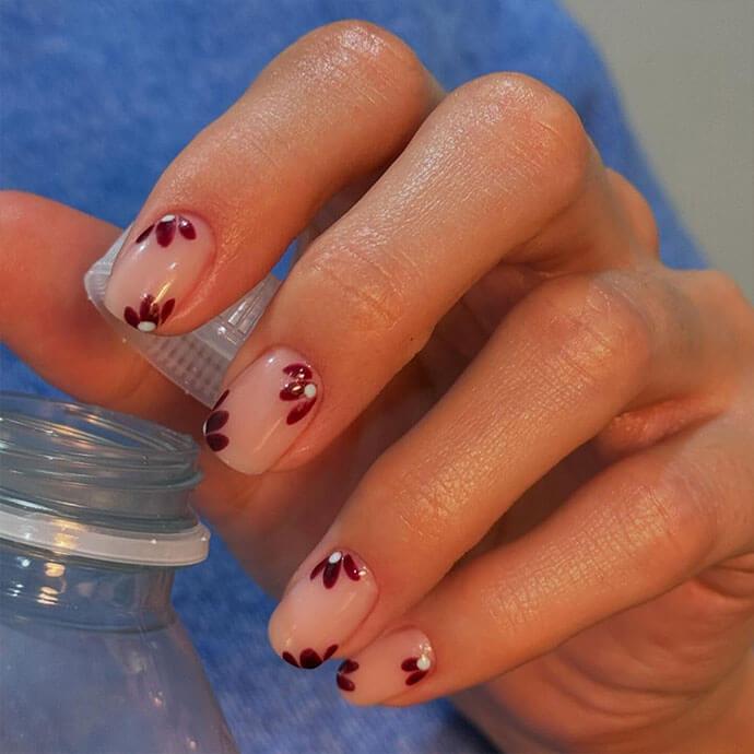 Short Square Nude Floral Cuticle Accent Short Square Nude Floral Cuticle Accent — Trendy Simple Nail Designs