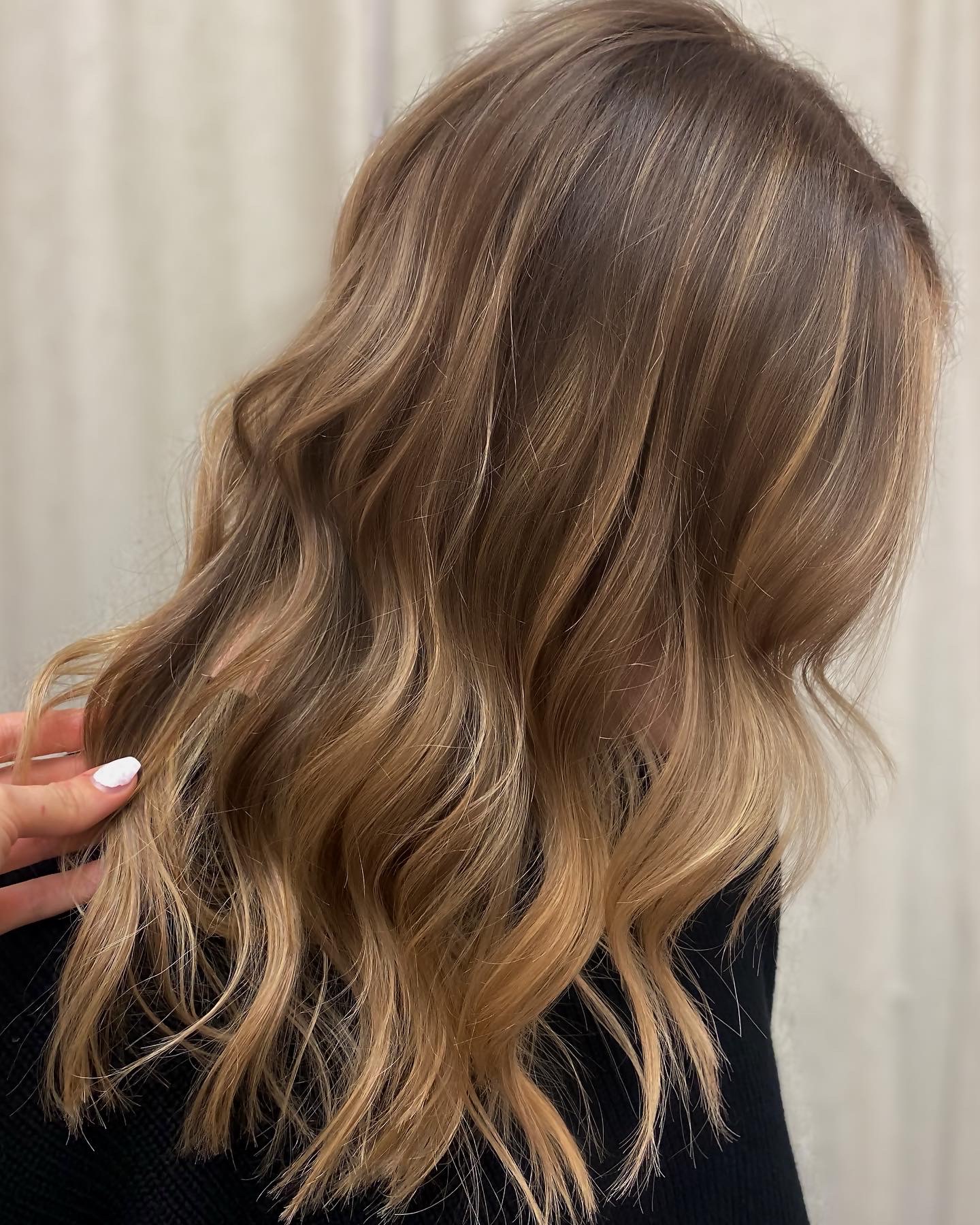 Collarbone Medium Brown Lob With Blonde Balayage Collarbone Medium Brown Lob With Blonde Balayage — Reverse Balayage