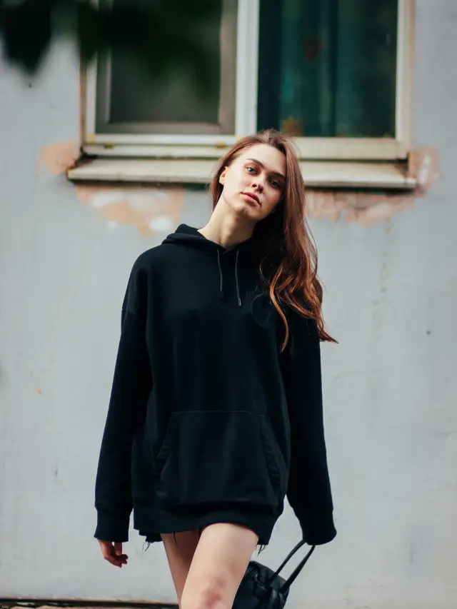 Minimalist Statement: Black Oversized Hoodie as a Dress Minimalist Statement: Black Oversized Hoodie as a Dress — Hoodie Outfits