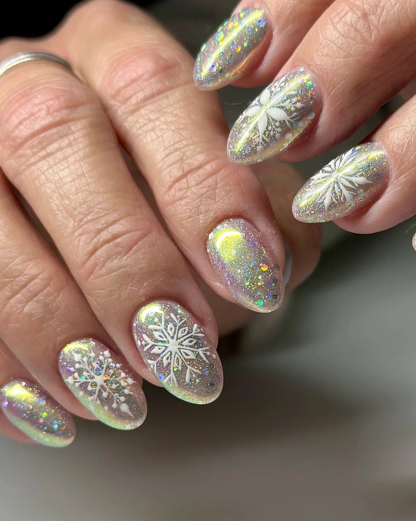 Holographic Glitter Chrome with Snowflakes Holographic Glitter Chrome with Snowflakes — Winter Chrome Nails