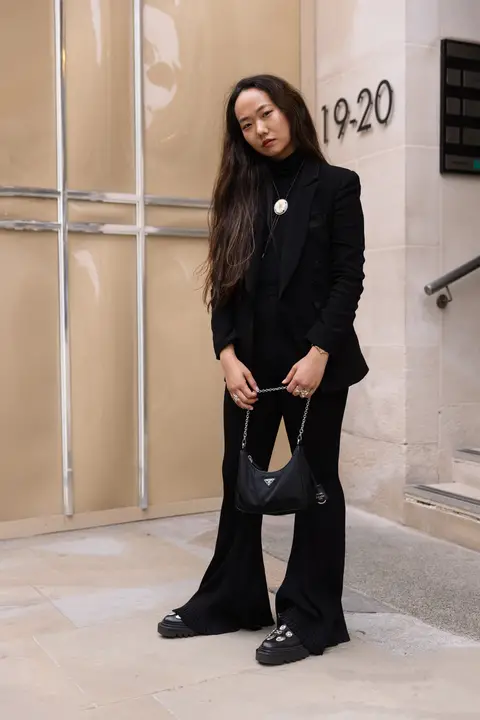 Chic All-Black: Flare Leggings with Blazer and Platforms Chic All-Black: Flare Leggings with Blazer and Platforms — Flare Leggings Outfits