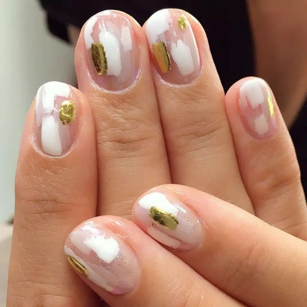 Short Oval Abstract White and Gold — Winter Nail Art