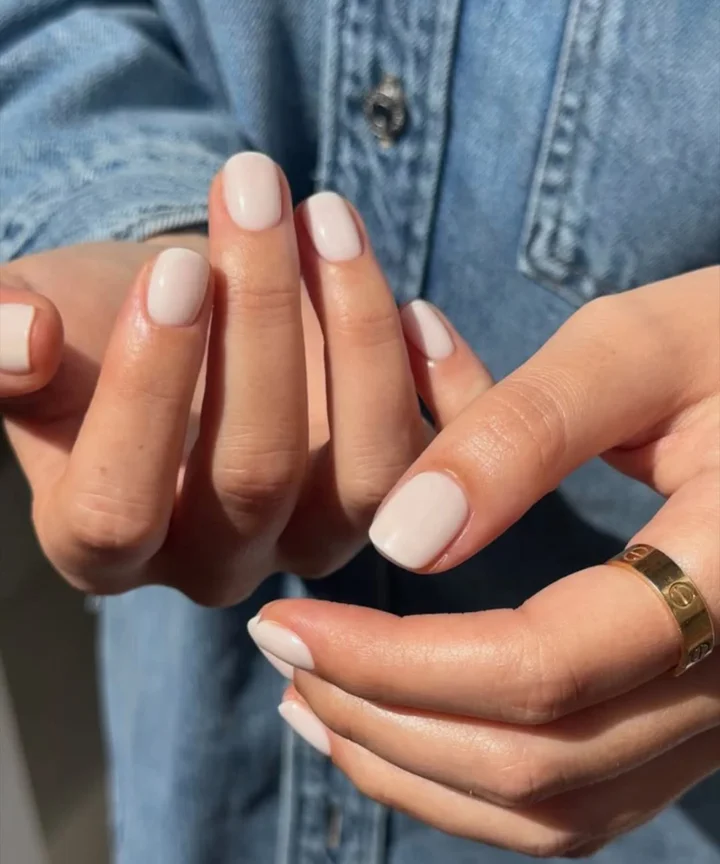 Soft Off-White Glossy Nails Soft Off-White Glossy Nails — Winter White Nails
