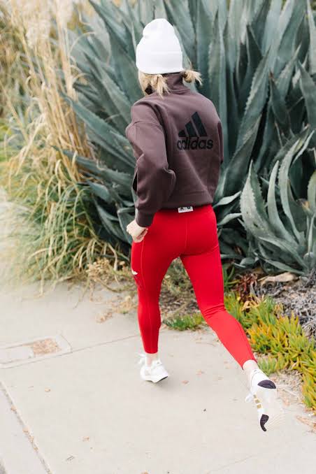 Brown Sweatshirt and Red Leggings for Outdoor Winter Runs — Winter Workout Outfits