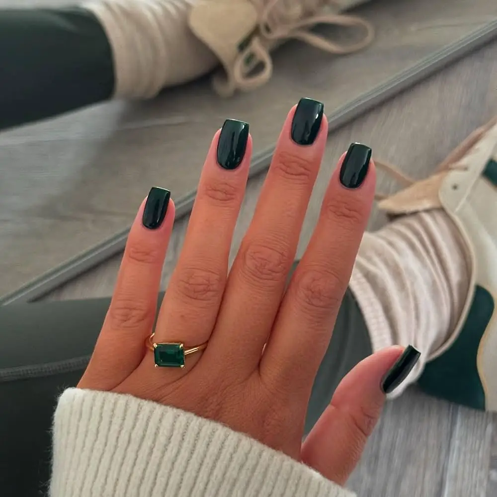 Glossy Dark Green Solid Color Nails Glossy Dark Green Solid Color Nails — Winter Green Nails