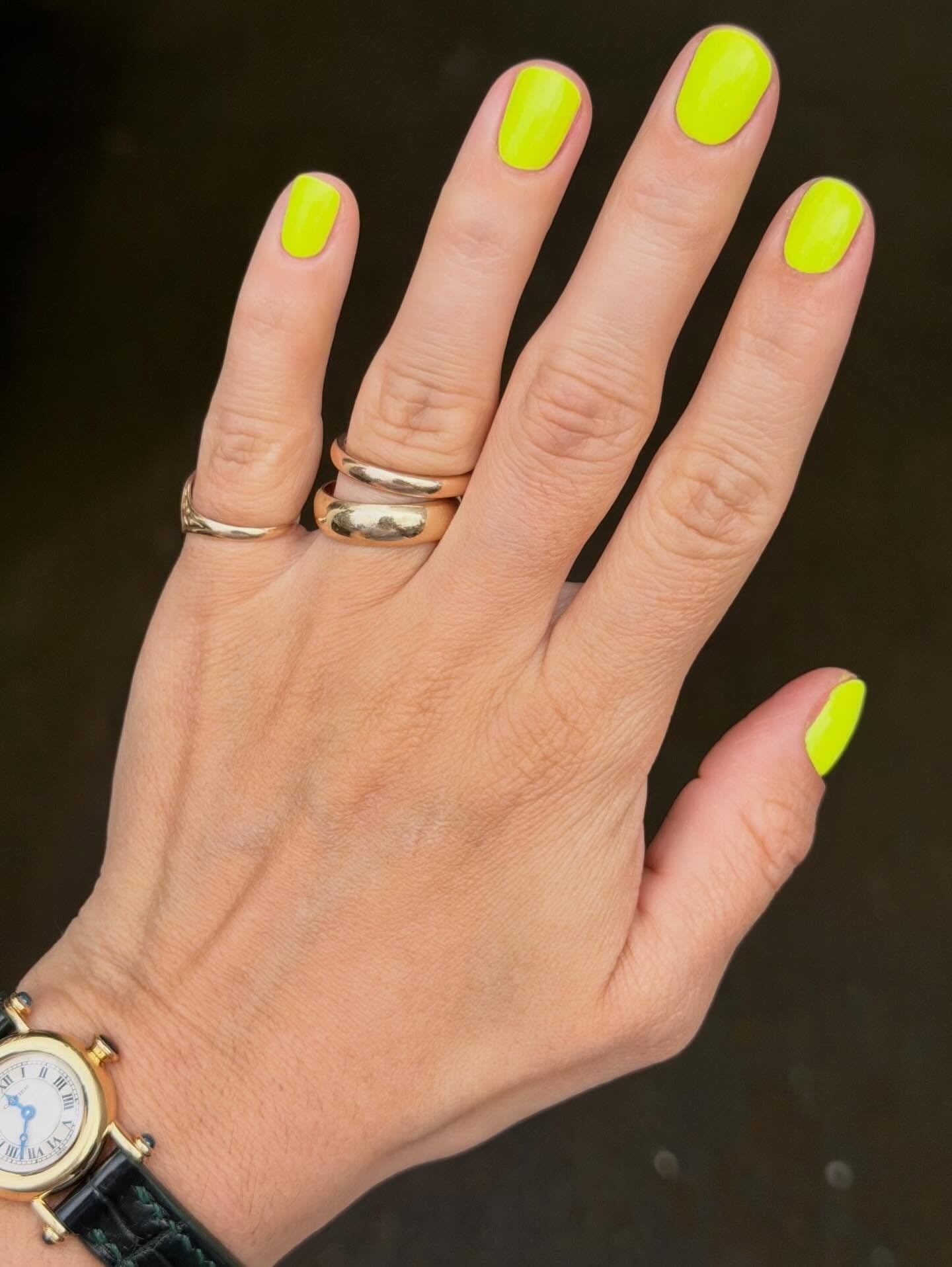 Medium Square Vibrant Neon Yellow Medium Square Vibrant Neon Yellow — Yellow Nail Designs