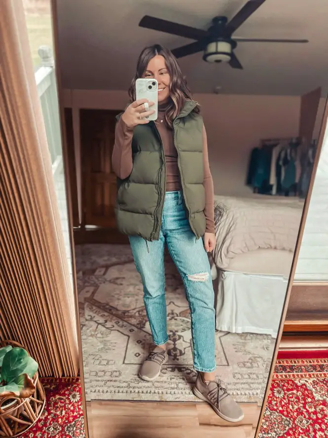 Olive Green Vest Over Mock Neck and Ripped Jeans Olive Green Vest Over Mock Neck and Ripped Jeans — Puffer Vest Outfits