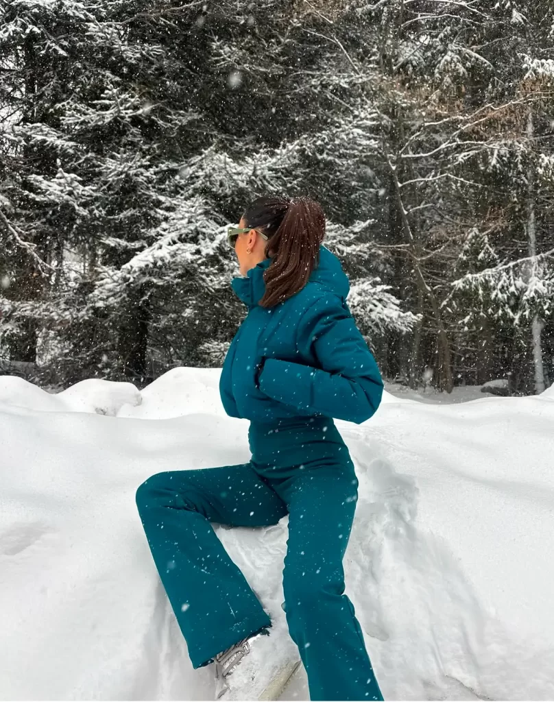 Monochromatic Teal Ski Suit for a Sleek Look Monochromatic Teal Ski Suit for a Sleek Look — Ski Outfits