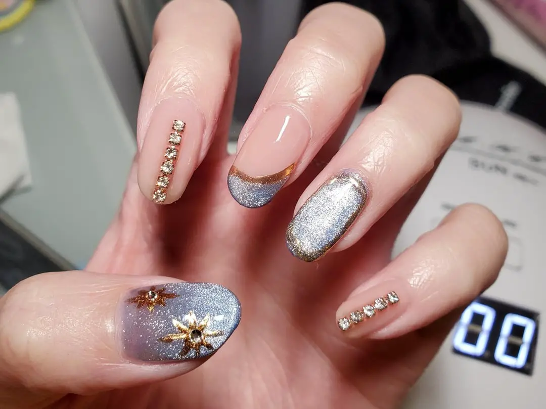 Nude Silver Blue Cat Eye with Glitter and Rhinestones Nude Silver Blue Cat Eye with Glitter and Rhinestones — Winter Cat Eye Nails