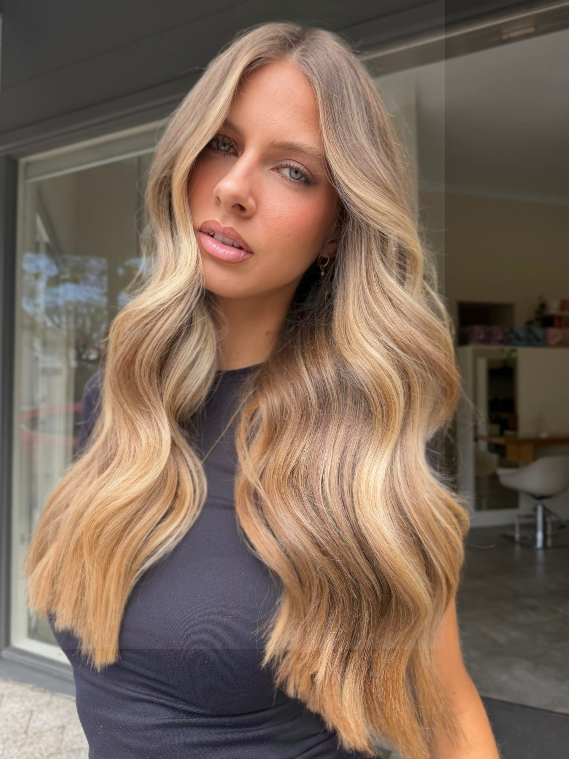 Long Wavy Blonde Hair with Black T-Shirt and Gold Earring Long Wavy Blonde Hair with Black T-Shirt and Gold Earring — Blonde Hair Colour