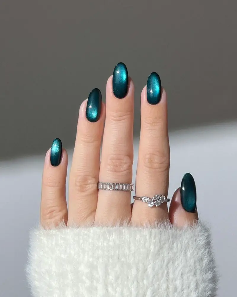 Shimmering Teal Cat-Eye Oval Nails Shimmering Teal Cat-Eye Oval Nails — Winter Nail Colors