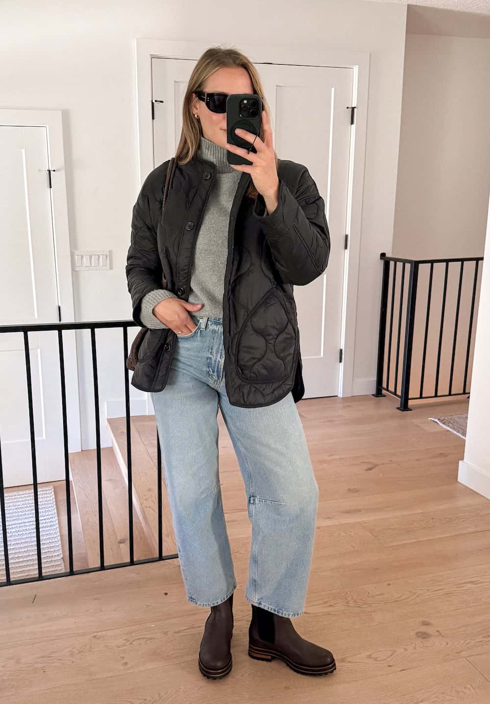 Quilted Jacket and Wide-Leg Jeans with Chelsea Boots Quilted Jacket and Wide-Leg Jeans with Chelsea Boots — Snow Boots Outfits