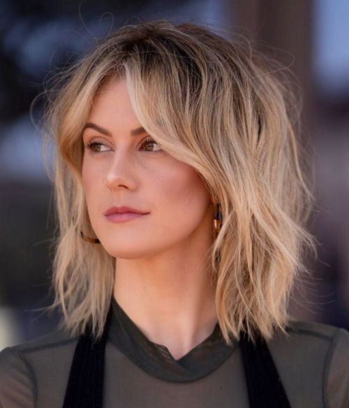 Collarbone Blonde Shag With Side-Swept Bangs Collarbone Blonde Shag With Side-Swept Bangs — Winter Shag Haircuts