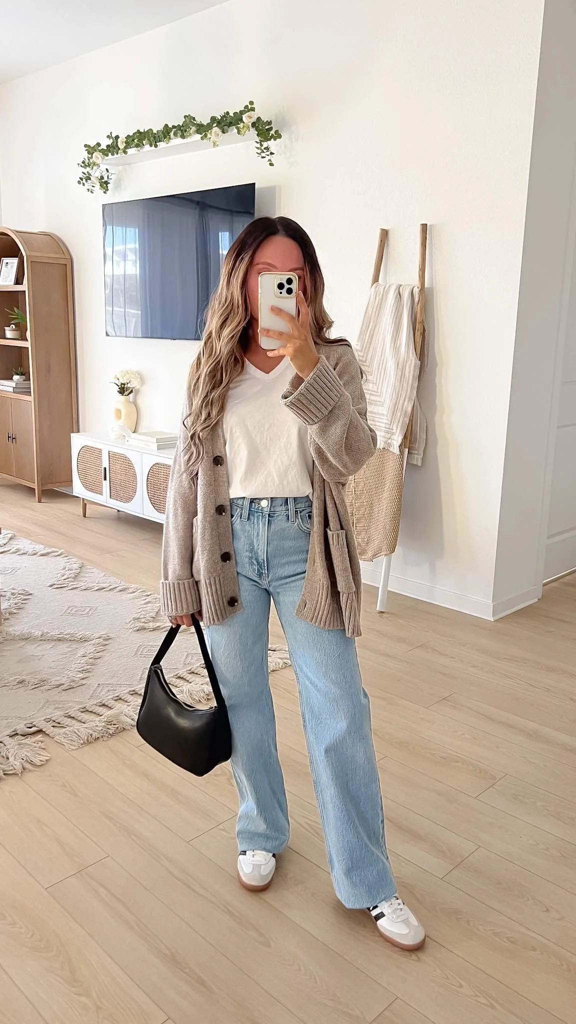 Oversized Beige Knit Cardigan with Relaxed Jeans Oversized Beige Knit Cardigan with Relaxed Jeans — Winter Brunch Outfits