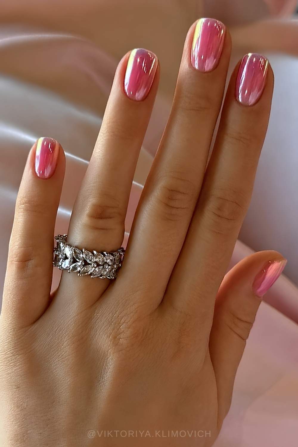 Iridescent Pink-Red Chrome Short Oval Nails Iridescent Pink-Red Chrome Short Oval Nails — Cute Nail Designs