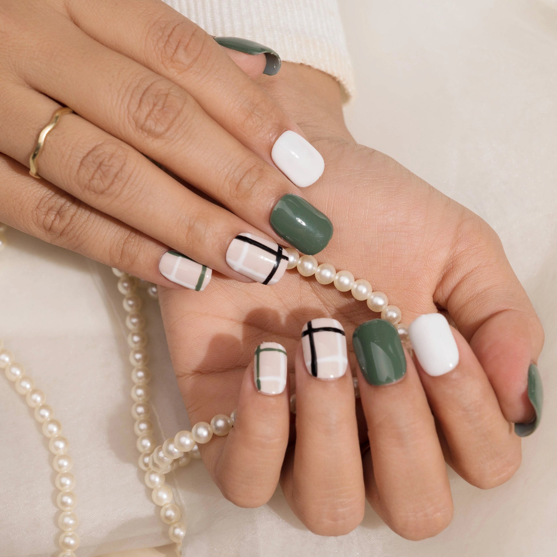 Plaid Pattern On Accent Nails Visual Idea — Sweater Nails
