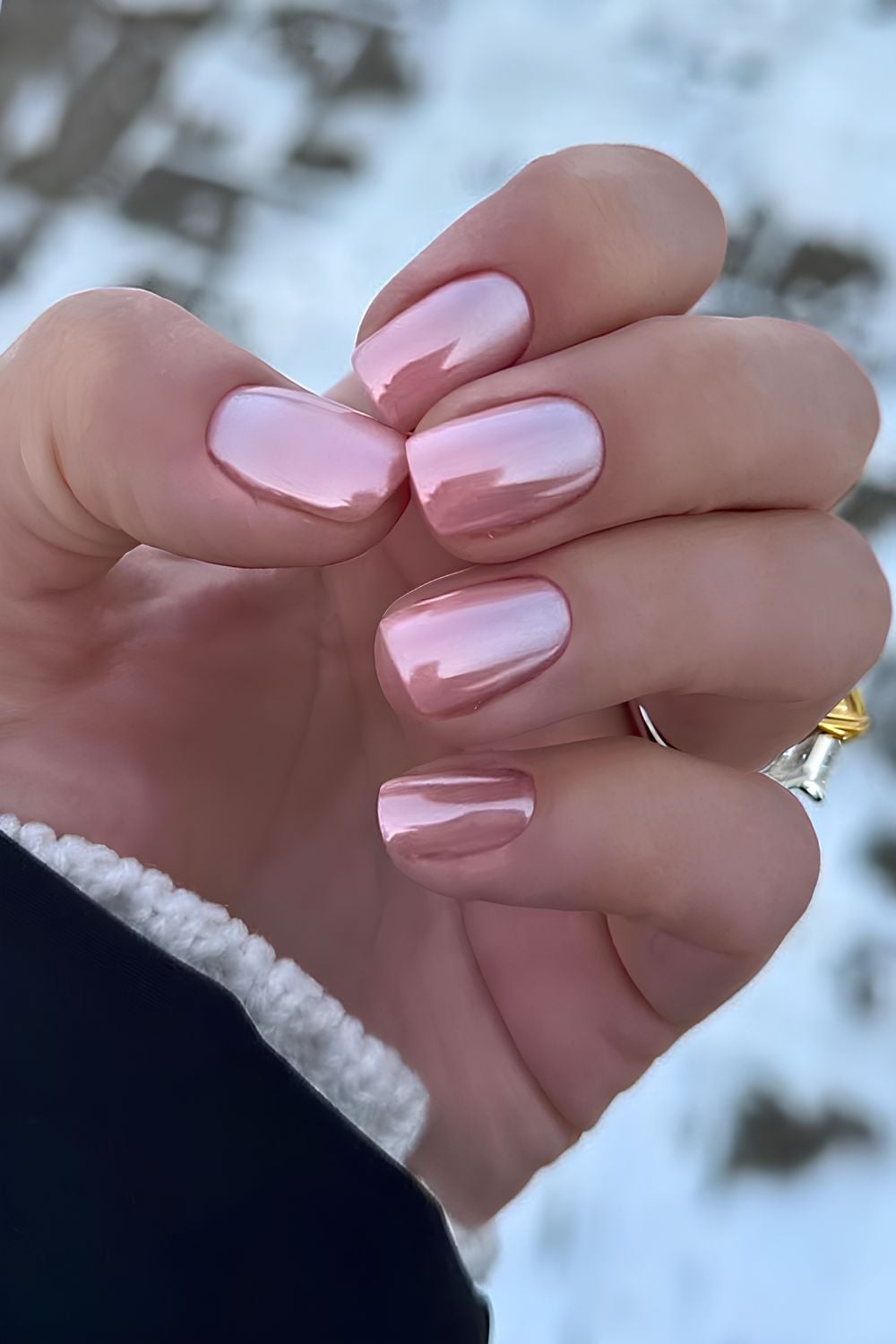 Mirror-Like Pale Pink Chrome Mirror-Like Pale Pink Chrome — Short Winter Nails