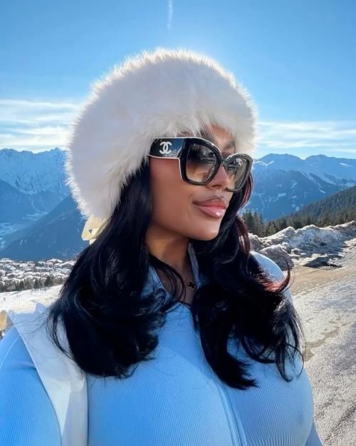 Wavy Dark Brown Hair with Fluffy White Hat Wavy Dark Brown Hair with Fluffy White Hat — Winter Hat Hairstyles