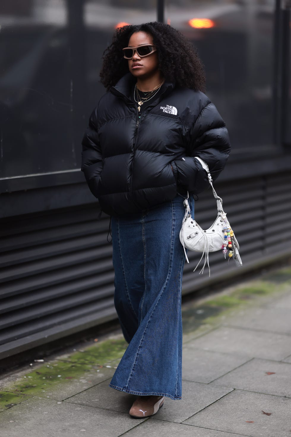 Black Oversized Puffer Jacket with Denim Maxi Skirt Black Oversized Puffer Jacket with Denim Maxi Skirt — Parka Outfits