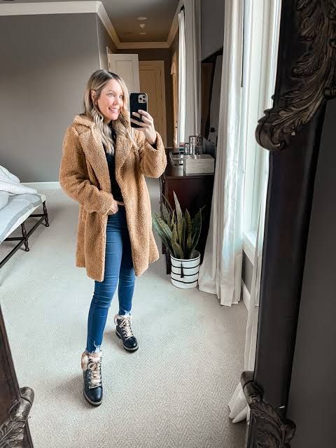 Black Lace-Up Boots With White Fur Trim Outfit Idea Black Lace-Up Boots With White Fur Trim Outfit Idea — Comfy Winter Outfits
