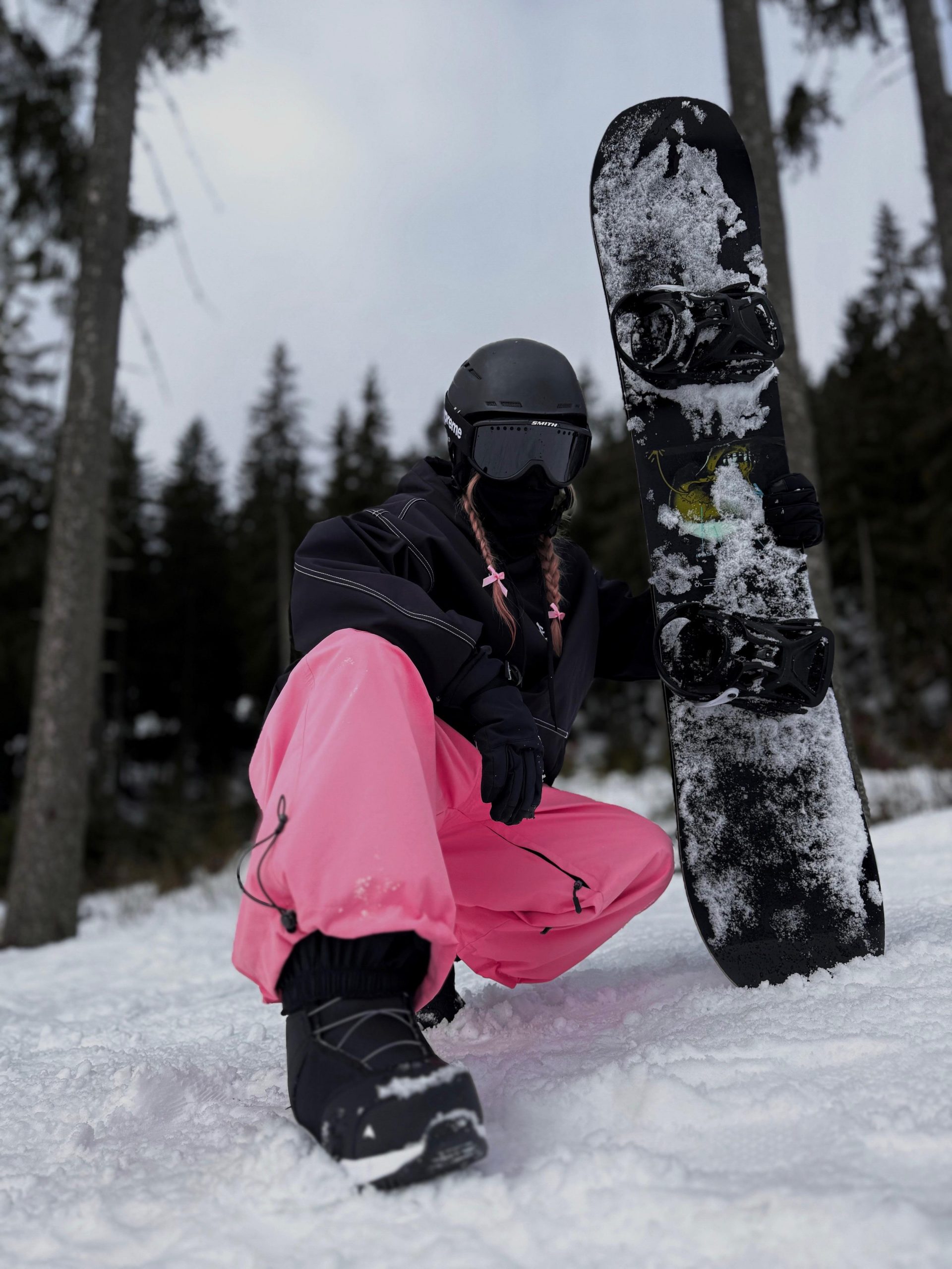 All-Black Snowboard Outfit with Pink Accents All-Black Snowboard Outfit with Pink Accents — Snowboarding Outfits