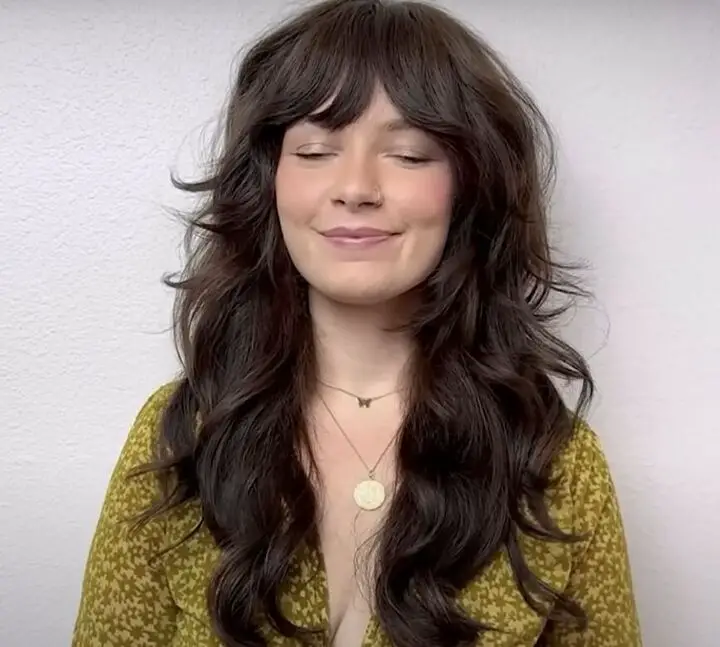 Collarbone Voluminous Shag With Curtain Bangs Collarbone Voluminous Shag With Curtain Bangs — Winter Haircuts for Round Faces