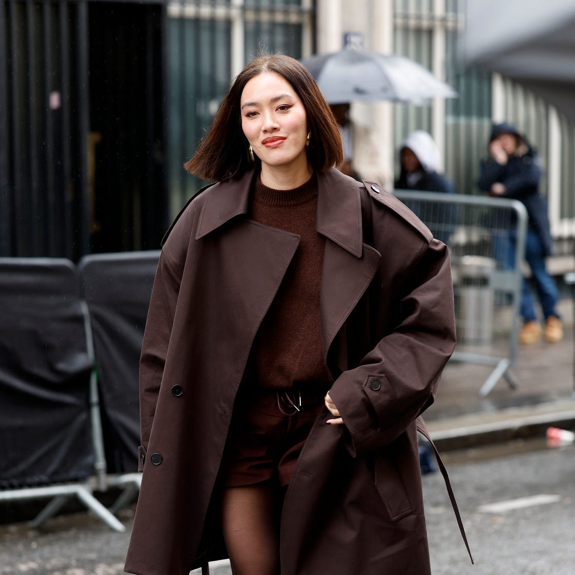 Monochromatic Dark Brown Trench with Knit Sweater and Shorts Monochromatic Dark Brown Trench with Knit Sweater and Shorts — Brown Coat Outfits