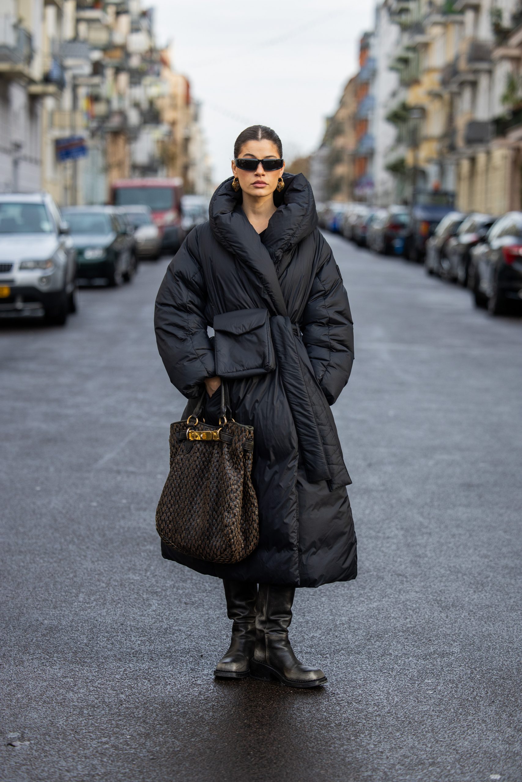 Voluminous Black Puffer with Knee-High Boots and Tote Voluminous Black Puffer with Knee-High Boots and Tote — Long Puffer Coat Outfits