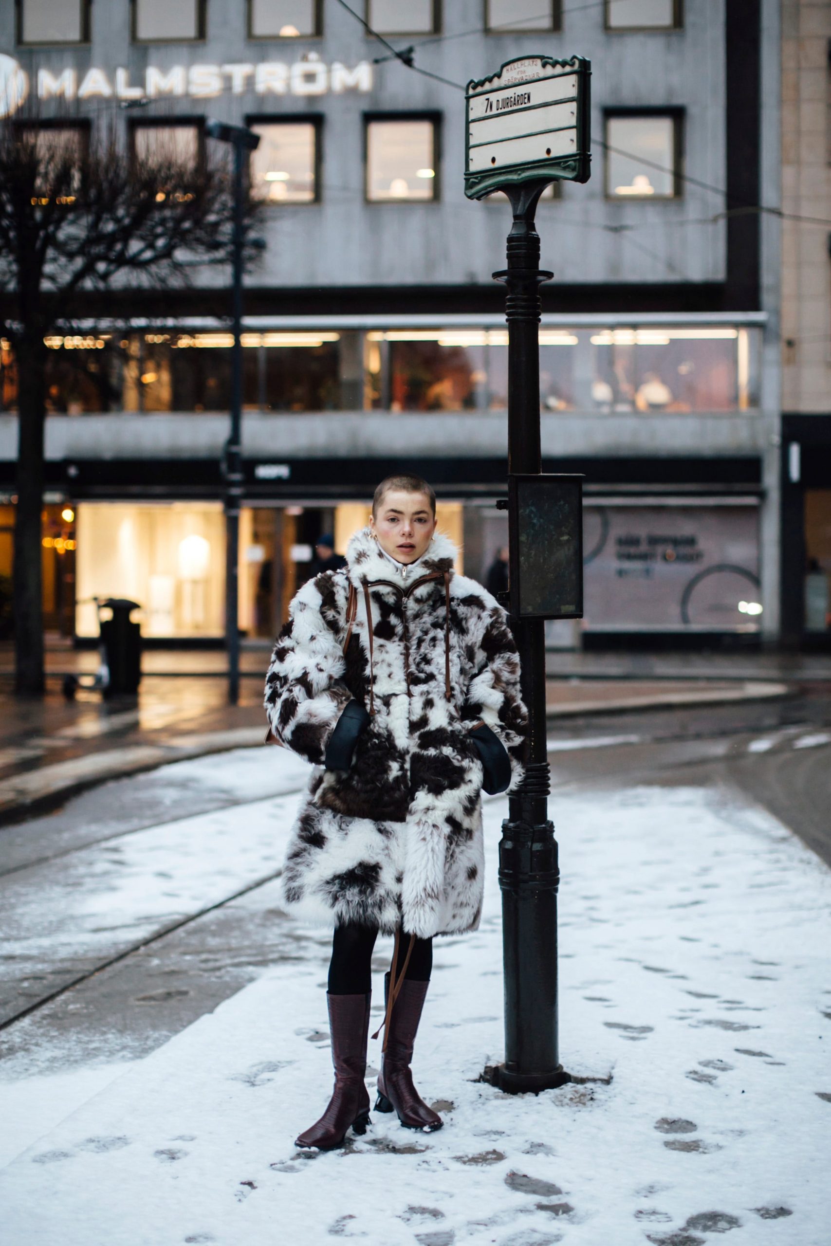 Oversized Brown Fur Coat with Tall Boots Oversized Brown Fur Coat with Tall Boots — Early Winter Outfits