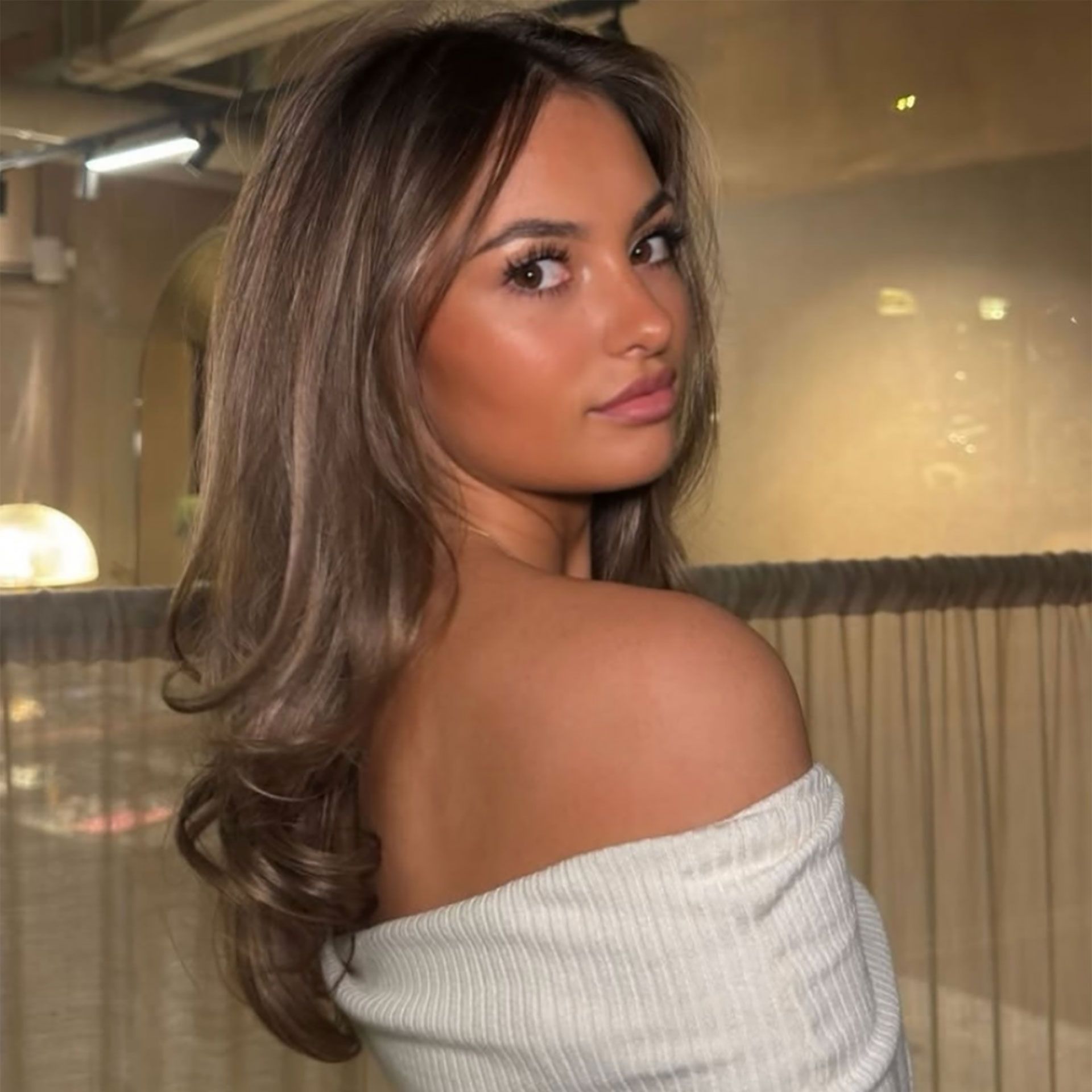 Collarbone Medium Brown with Subtle Blonde Highlights Collarbone Medium Brown with Subtle Blonde Highlights — Winter Brown Hair Colors