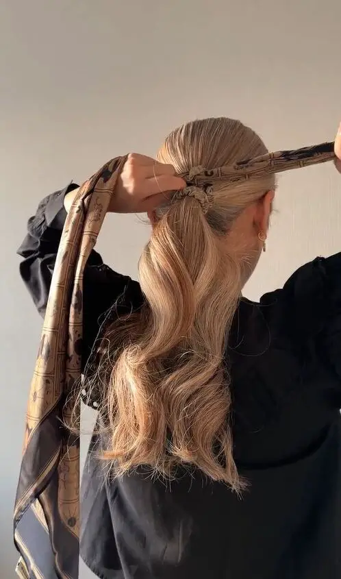 Wavy Blonde Ponytail with Scarf Weave Wavy Blonde Ponytail with Scarf Weave — Winter Hairstyles with Scarf