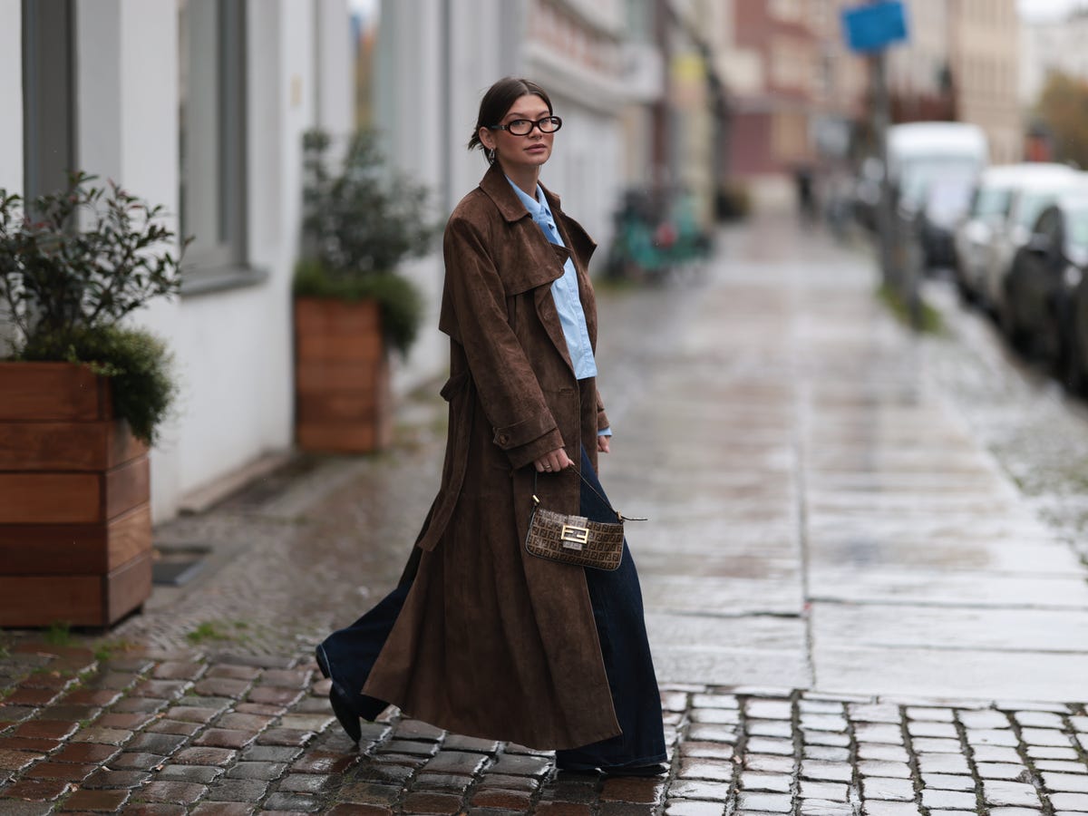 Brown Suede Trench with Light Blue Shirt and Dark Jeans Brown Suede Trench with Light Blue Shirt and Dark Jeans — Brown Coat Outfits
